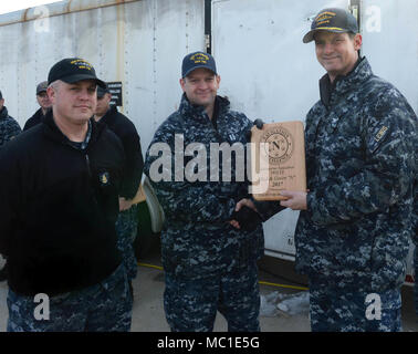 180119-N-LW591-014 Groton (Connecticut) (janvier 2018) Commodore19, l'escadre de sous-marins de douze, Capt Ollie Lewis a présenté le Livre vert et rouge "N" plaque à des représentants de la sous-classe, Los Angeles, sous-marin d'attaque rapide, USS Pittsburgh (SSN 720), de navigation/direction de l'exploitation, le lieutenant Craig Potthast et ETVC David Jackson, Vendredi, Janvier 19, 2018 Base de sous-marins à bord de New London Groton (Connecticut) Le rouge et le vert "N" des opérations de navigation/prix fait partie de la bataille de la concurrence l'efficacité c'est effectuée afin de renforcer et d'évaluer l'ensemble de combat et de commandement de la force de l'état de préparation et de re Banque D'Images