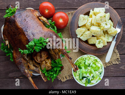 Des pommes de terre dans un bol d'argile cuite, salade de chou et d'oie. La vue de dessus Banque D'Images