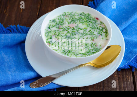 Plat traditionnel slave - soupe froide 'Okroshka' sur le yogourt. Plat rafraîchissant alimentaires. La vue de dessus Banque D'Images