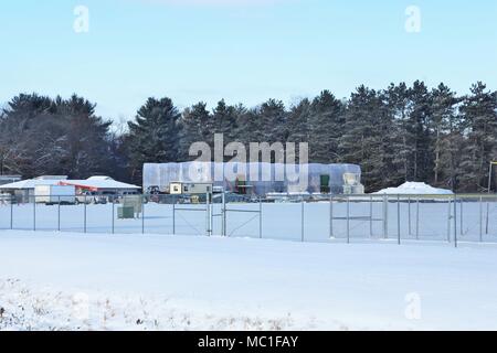 Travailleurs avec Nuvo Construction Inc. de Milwaukee travailler à la construction d'un nouveau bâtiment de stockage le 16 janvier 2018, à Constitution Park à Fort McCoy, Wisconsin (Etats-Unis) l'installation de stockage de 724 000 $ seront utilisés par la Direction de la famille et du Bien-être social, moral, et des loisirs. La date d'achèvement du contrat se fait en septembre 2018. Le bâtiment de stockage sera et de briques d'environ 3 600 pieds carrés d'espace de stockage disponible. La construction de Fort McCoy est coordonné par la Direction des travaux publics. (U.S. Photo de l'Armée de Scott T. Sturkol, Public Affairs Office, Fort McCoy, Wisconsin) Banque D'Images