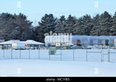 Travailleurs avec Nuvo Construction Inc. de Milwaukee travailler à la construction d'un nouveau bâtiment de stockage le 16 janvier 2018, à Constitution Park à Fort McCoy, Wisconsin (Etats-Unis) l'installation de stockage de 724 000 $ seront utilisés par la Direction de la famille et du Bien-être social, moral, et des loisirs. La date d'achèvement du contrat se fait en septembre 2018. Le bâtiment de stockage sera et de briques d'environ 3 600 pieds carrés d'espace de stockage disponible. La construction de Fort McCoy est coordonné par la Direction des travaux publics. (U.S. Photo de l'Armée de Scott T. Sturkol, Public Affairs Office, Fort McCoy, Wisconsin) Banque D'Images