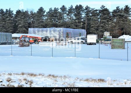 Travailleurs avec Nuvo Construction Inc. de Milwaukee travailler à la construction d'un nouveau bâtiment de stockage le 16 janvier 2018, à Constitution Park à Fort McCoy, Wisconsin (Etats-Unis) l'installation de stockage de 724 000 $ seront utilisés par la Direction de la famille et du Bien-être social, moral, et des loisirs. La date d'achèvement du contrat se fait en septembre 2018. Le bâtiment de stockage sera et de briques d'environ 3 600 pieds carrés d'espace de stockage disponible. La construction de Fort McCoy est coordonné par la Direction des travaux publics. (U.S. Photo de l'Armée de Scott T. Sturkol, Public Affairs Office, Fort McCoy, Wisconsin) Banque D'Images