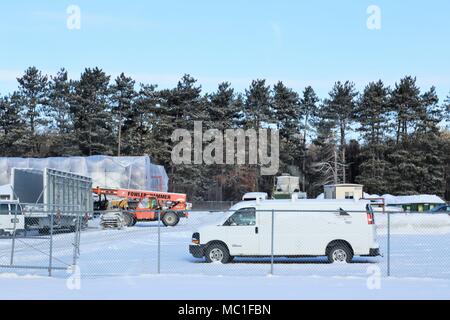 Travailleurs avec Nuvo Construction Inc. de Milwaukee travailler à la construction d'un nouveau bâtiment de stockage le 16 janvier 2018, à Constitution Park à Fort McCoy, Wisconsin (Etats-Unis) l'installation de stockage de 724 000 $ seront utilisés par la Direction de la famille et du Bien-être social, moral, et des loisirs. La date d'achèvement du contrat se fait en septembre 2018. Le bâtiment de stockage sera et de briques d'environ 3 600 pieds carrés d'espace de stockage disponible. La construction de Fort McCoy est coordonné par la Direction des travaux publics. (U.S. Photo de l'Armée de Scott T. Sturkol, Public Affairs Office, Fort McCoy, Wisconsin) Banque D'Images