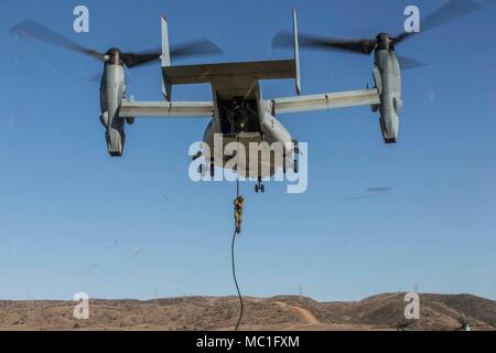 La participation à la Force d'autodéfense terrestre du Japon est un élément central de l'exercice Iron Fist. L'image d'archive documente une descente rapide en corde d'un MV-22 Osprey menée par un soldat japonais au Camp Pendleton le 23 janvier 2018. Le tirage photographique historique enregistre l'entraînement bilatéral à l'assaut aérien. Banque D'Images