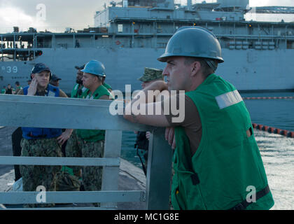 180123-N-JN506-010 APRA HARBOUR, Guam (Jan 23, 2018) 2ème classe spécialiste culinaire Tyler Rybicki, maintient pour retirer le front, à bord de la classe Los Angeles sous-marin d'attaque rapide USS Key West (SSN 722), avant d'un amis et famille journée croisière à Polaris Point, Guam, le 23 janvier. Key West est l'un des quatre sous-marins déployés avant-homeported in Apra Harbour, à Guam, dans le cadre de la scène et des forces navales. (U.S. Spécialiste de la communication de masse photo marine 1ère classe Jamica Johnson/libérés) Banque D'Images