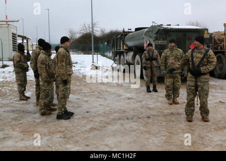 Des soldats du 82e bataillon du génie, 2e Armored Brigade Combat Team, 1re Division d'infanterie, rendez-vous sur les positions du véhicule pour leur convoi à la pratique d'armes chimiques, biologiques, radiologiques, nucléaires et explosifs les activités d'intervention en vue d'esprit alliées VIII le 22 janvier, 2018 en Allemagne, Hohenfels. Esprit alliées VIII est conçu pour fournir l'interopérabilité multinationale formation au bataillon de la brigade et de niveaux pour améliorer l'efficacité de l'OTAN et des États-Unis. (U.S. Photo de l'armée par le sergent. Wallace Bonner) Banque D'Images