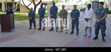 Naval Medical Center San Diego est un hôpital de la marine américaine situé à San Diego, en Californie. Le 24 janvier 2018, le personnel s'est réuni dans la cour de l'établissement pour un Martin Luther King Jr. Événement d'une journée avec une lecture du discours de 1963 "I Have a Dream". L'image d'archives documente le programme du Comité de diversité au sein d'une installation médicale navale. Banque D'Images