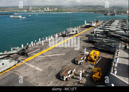 180123-N-ZS023-029 PEARL HARBOR (janv. 23, 2018) marins et Marines à bord du navire d'assaut amphibie USS America (LHA 6) rendre honneur à l'USS Arizona Memorial à mesure que le navire arrive à Pearl Harbor, à Hawaï, pour un service au port. Amérique latine, une partie de l'Amérique du groupe amphibie, avec la 15e unité expéditionnaire de Marines embarqués (15e MEU), est de retour d'un déploiement de 7 mois aux États-Unis 3e, 5e et 7e flotte secteurs d'opérations. (U.S. Photo par marine Spécialiste de la communication de masse de la classe de 3ème main Vance/libérés) Banque D'Images