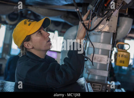 180119-N-KA046-0024 MER MÉDITERRANÉE (janv. 19, 2018) - Ensign Michelle Nelson active le système d'Identification Automatique lors d'un transit de la Rhodes Channel à bord de la classe Arleigh Burke destroyer lance-missiles USS Carney (DDG 64), le 19 janvier 2018. Carney, l'avant-déployé à Rota, en Espagne, est sur sa quatrième patrouille dans la sixième flotte américaine zone d'opérations à l'appui des alliés et partenaires, et les intérêts de sécurité nationale des États-Unis en Europe. (U.S. Photo par marine Spécialiste de la communication de masse 2e classe James R. Turner/libérés) Banque D'Images