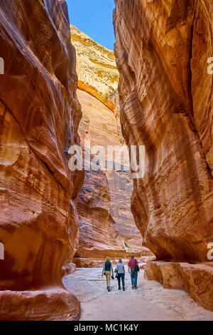 Les touristes en se promenant dans le siq, Petra, Jordanie Banque D'Images