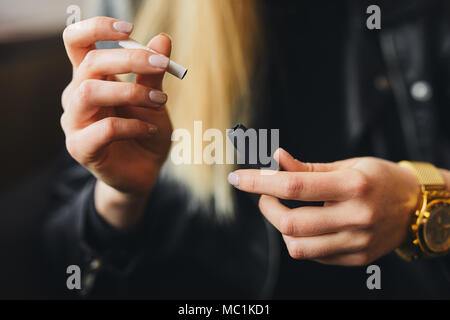 Close up cigarette électronique avec cas et blur girl on background Banque D'Images