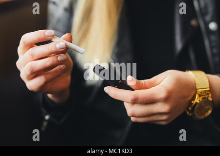 Close up cigarette électronique avec cas et blur girl on background Banque D'Images