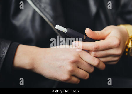 Close up cigarette électronique avec cas et blur girl on background Banque D'Images