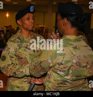 Le Sgt commande. Le major Priscilla Davis (l.), nouveau leader de la haute s'enrôle, saisit le sous-officier épée du major Felisia Hibbler, 5e Bataillon de la direction de Recrutement médical, au cours d'une cérémonie de changement de responsabilité du bataillon le 19 janvier à l'hôtel El Tropicano Riverwalk au centre-ville de San Antonio. Le Sgt commande. Le major Jesse Castellano (non illustré), le CSM sortant, passe à l'US Army Medical Brigade de recrutement à Fort Knox, Ky., où il sera le premier chef d'enrôlés. Banque D'Images