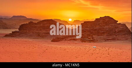 Le désert de Wadi Rum, Jordanie, au coucher du soleil Banque D'Images