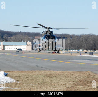 Un hélicoptère UH-72 Lakota piloté par NewYork Army National Guard l'Adjudant-chef 5 approches Michael Johnson Army Aviation Support Facility #  3 à Latham, NY Le 25 janvier 2018 comme il a pris son "Dernier vol". Johnson a célébré son dernier vol après 35 années de service. ( Us Army National Guard Photo par Eric Durr) Banque D'Images