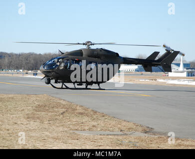 Un hélicoptère UH-72 Lakota piloté par NewYork Army National Guard l'Adjudant-chef 5 approches Michael Johnson Army Aviation Support Facility #  3 à Latham, NY Le 25 janvier 2018 comme il a pris son "Dernier vol". Johnson a célébré son dernier vol après 35 années de service. ( Us Army National Guard Photo par Eric Durr) Banque D'Images