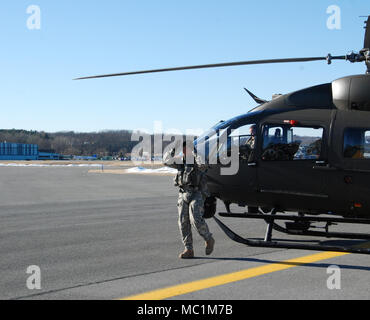 NewYork Army National Guard l'Adjudant chef Michael Johnson laisse un hélicoptère UH-72 Lakota à l'essai à l'aviation de l'Armée de terre et de soutien #  3 à Latham, NY Le 25 janvier 2018 comme il a pris son "Dernier vol". Johnson a célébré son dernier vol après 35 années de service. ( Us Army National Guard Photo par Eric Durr) Banque D'Images