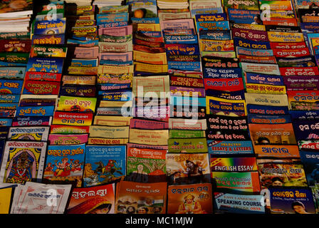 Des magazines pour afficher des ventes dans la rue du marché de l'Inde d'Odisha Banque D'Images