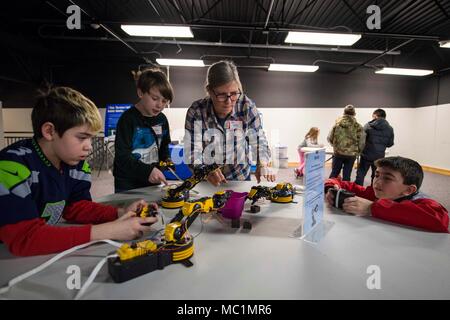 180125-N-EH218-0015 KEYPORT, Washington (janvier 1985). 25, 2018) Les étudiants de l'Union School District participer à une démonstration de robotique au cours d'une journée à la tige de la Marine Naval Undersea Museum. Jours de la tige de la marine est un programme d'éducation résultant de la collaboration entre le musée, le Musée de la Marine de Puget Sound, le chantier naval de Puget Sound et l'Installation de maintenance de niveau intermédiaire, et le Naval Undersea Warfare Centre Division Keyport. (U.S. Photo par marine Spécialiste de la communication de masse 2e classe Ryan J. Batchelder/libérés) Banque D'Images