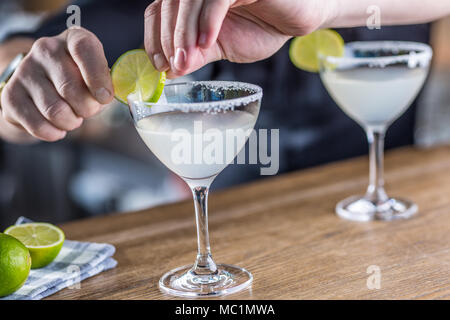 Barman dans un pub ou un restaurant préparant une boisson cocktail margarita. Banque D'Images