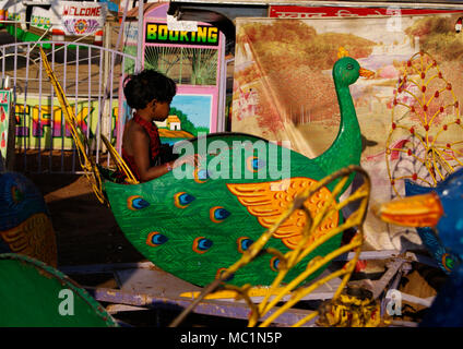 Indian Girl Child enjoying peacock ride Parc d'enfants dans l'Inde d'Odisha Banque D'Images