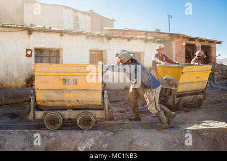 POTOSI, BOLIVIE - Mai 21, 2015 : les mineurs non identifiés à Cerro Rico mine d'argent en Potosi, Bolivie. Banque D'Images