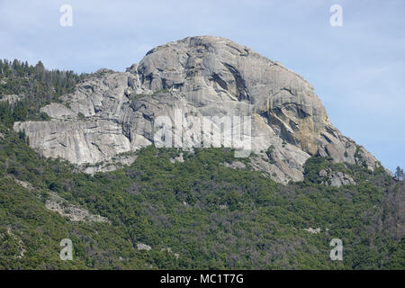 Moro Rock - une forme de dôme, monolithe de granit - est illustré dans une journée, vue lointaine. Le rocher est dans le centre de la Californie Sequoia National Park. Banque D'Images