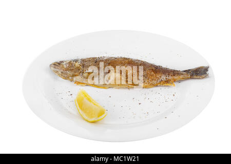 La truite poisson entier avec un chef cuit au plat sur un feu ouvert avec une tranche de citron et poivre du moulin. Juteux, sur l'appétissant naturel blanc zone isolée Banque D'Images