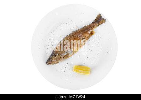 La truite poisson entier avec un chef, cuit au plat sur un feu ouvert avec une tranche de citron et poivre du moulin. Naturel blanc juteux appétissante sur zone isolée Banque D'Images