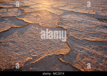 Patterns en croûte de sel sur le lac sec près de Mildura, Australie. Banque D'Images