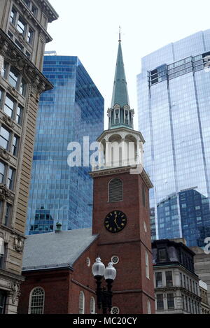 Boston, USA : Old South Meeting House dans le centre-ville de Boston avec skyscapers en arrière-plan et maisons à plusieurs étages qui l'entourent le 8 avril 2018. Banque D'Images