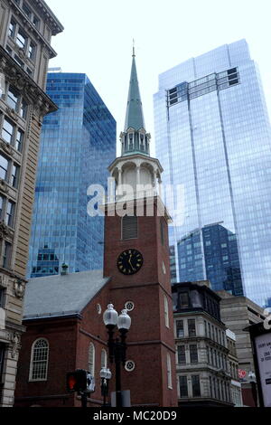 Boston, USA : Old South Meeting House dans le centre-ville de Boston avec skyscapers en arrière-plan et maisons à plusieurs étages qui l'entourent le 8 avril 2018. Banque D'Images