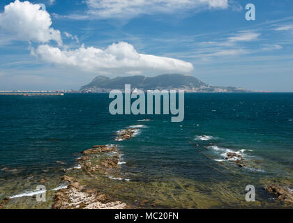 Vue sur baie de Gibraltar à Gibraltar. Du Parque del Centenario sur l'extrémité sud de la ville d'Algeciras, Andalousie, Espagne Banque D'Images