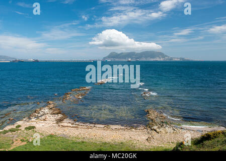 Vue sur baie de Gibraltar à Gibraltar. Du Parque del Centenario sur l'extrémité sud de la ville d'Algeciras, Andalousie, Espagne Banque D'Images