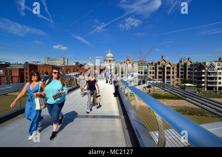 Londres, Angleterre, Royaume-Uni. Les personnes qui traversent le pont du millénaire, vers la Cathédrale St Paul Banque D'Images