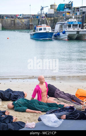 Les Mannequins en attente d'être utilisé dans un GMICE (une bonne médecine dans des environnements difficiles) incident majeur de l'exercice dans le port de Newquay en Cornouailles. Banque D'Images