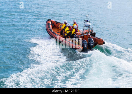 Les bénévoles de l'équipage RNLI Newquay participant à un GMICE (une bonne médecine dans des environnements difficiles) incident majeur s'exercer à Newquay. Banque D'Images