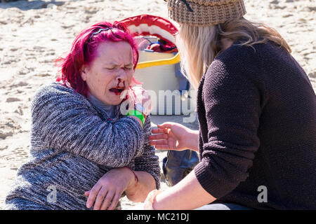 Un bénévole avec blessures simulées dans un GMICE participants (une bonne médecine dans des environnements difficiles) incident majeur de l'exercice dans le port de Newquay. Banque D'Images