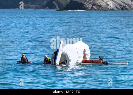 Les bénévoles et les professionnels de la santé participant à un GMICE (une bonne médecine dans des environnements difficiles) incident majeur s'exercer à Newquay Cornwall. Banque D'Images