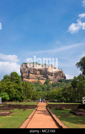 Vue verticale de touristes début le marcher jusqu'à Sigiriya ou Lions Rock au Sri Lanka. Banque D'Images