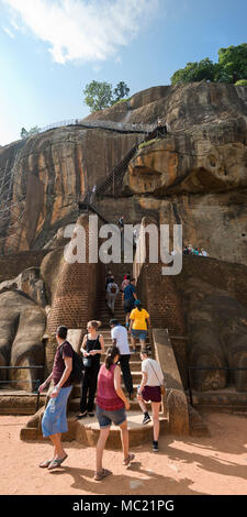 Panoramique vertical de touristes au Lion Gate à Sigiriya ou Lions Rock au Sri Lanka. Banque D'Images