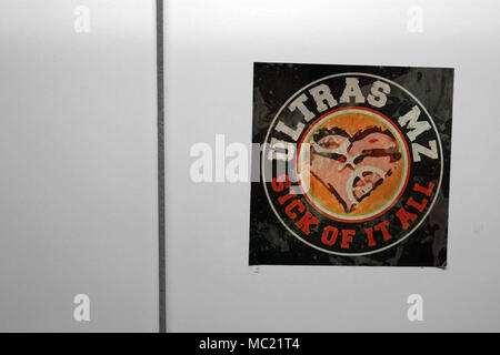 Mainz, Allemagne - 01 Avril 2018 : un autocollant d'Ultras Fans Mayence avec le symbole du cœur et un slogan le 01 avril 2018 à Mayence. Banque D'Images