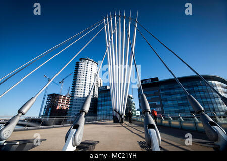 Passerelle pour piétons à MediaCityUK à Salford, Greater Manchester England UK Banque D'Images