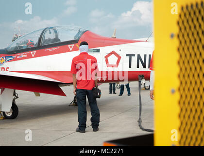 La masse de l'équipage de l'air Technicien d'avions de ravitaillement. Remplissage du réservoir de carburant au cours de l'avion de voltige Jupiter aéronautique à l'aéroport militaire d'Halim Perdana Kusuma Banque D'Images