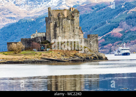 Le Château d'Eilean Donan reflétée dans le Loch Long à marée haute, Dornie, Western Highlands, Ecosse, Royaume-Uni en mars Banque D'Images