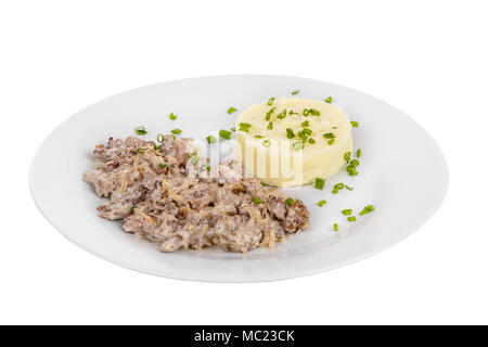 Frikasse de boeuf, porc, viande d'agneau avec salade de pommes de terre en purée, les oignons verts sur un plateau isolé sur fond blanc. Filet juteux, rôti. Pour le menu b Banque D'Images