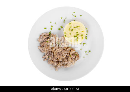 Frikasse de boeuf, porc, viande d'agneau avec salade de pommes de terre en purée, les oignons verts sur un plateau isolé sur fond blanc. Filet juteux, rôti. Pour le menu b Banque D'Images