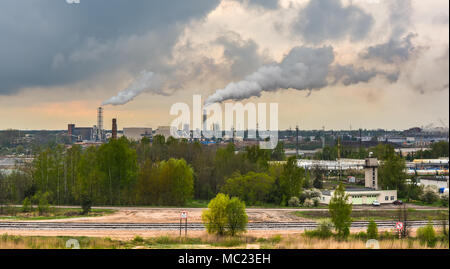 Paysage industriel avec des pipes. La pollution de l'air Banque D'Images