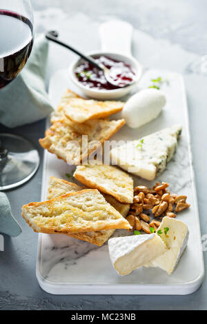 Petit plateau de fromages avec baguette Banque D'Images